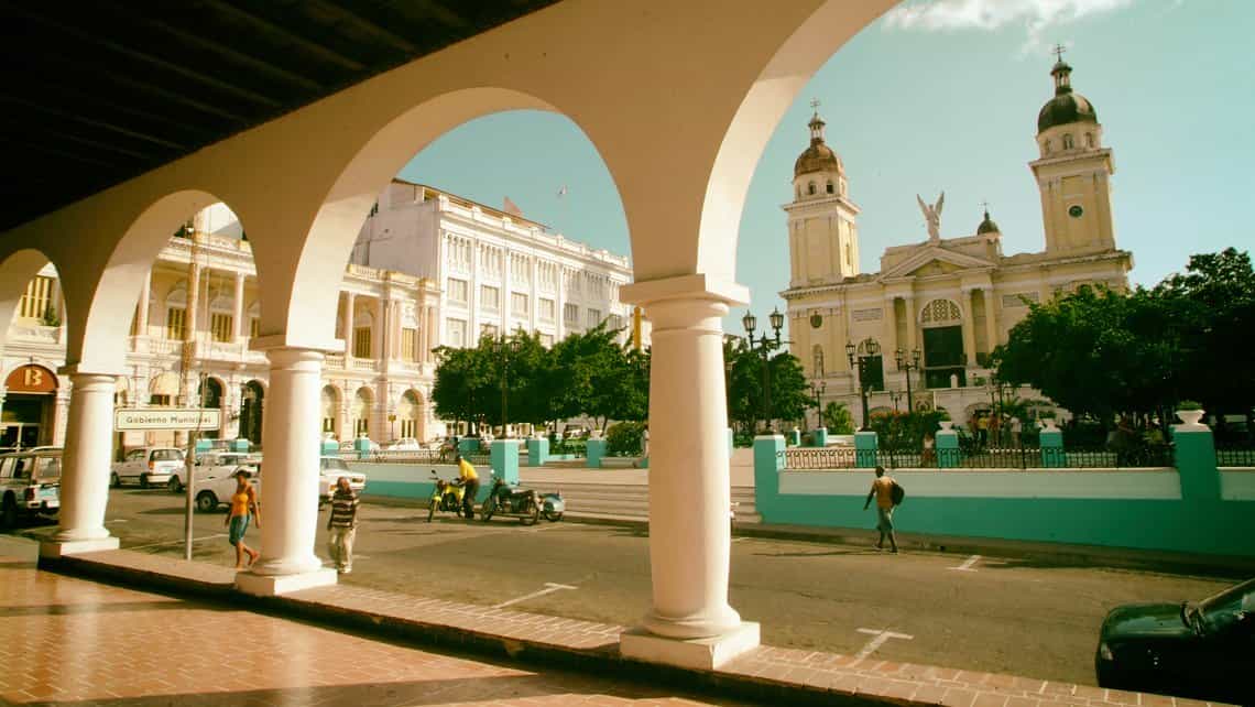 Veduta del Parque Cespedes dal portale del municipio, sullo sfondo la Cattedrale di Santiago de Cuba