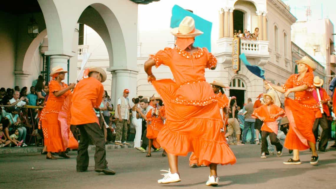 Ballerini folcloristici ballano per le strade di Santiago de Cuba durante la Fiesta del Fuego (Festa del Fuoco), Festival dei Caraibi.