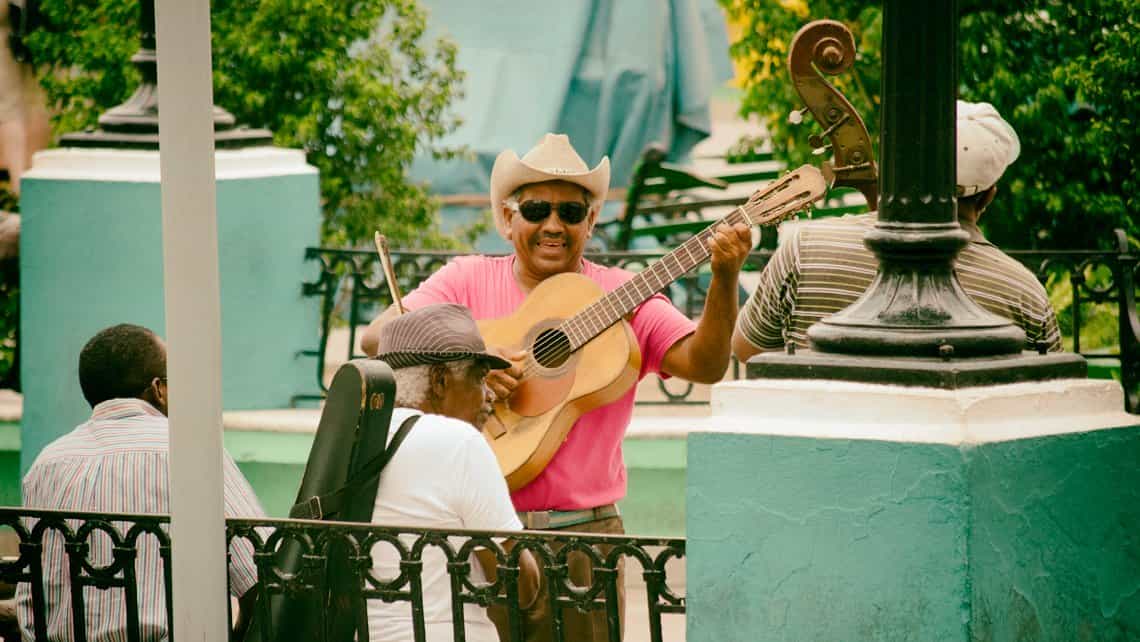 I musicisti cantano ai turisti nel Parque Céspedes nella città di Santiago de Cuba