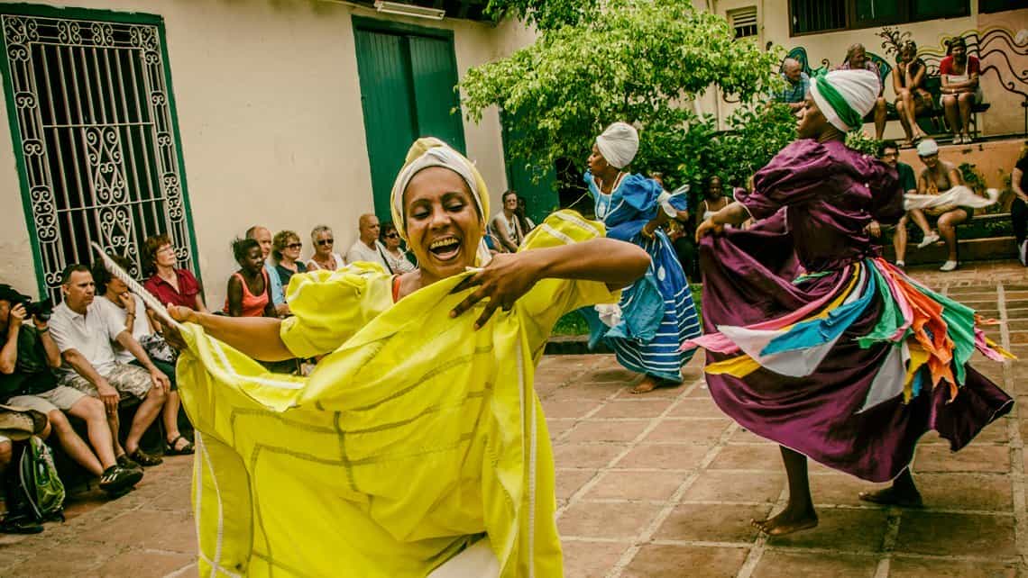 Spettacolo di danza per turisti al Museo del Carnevale di Santiago de Cuba