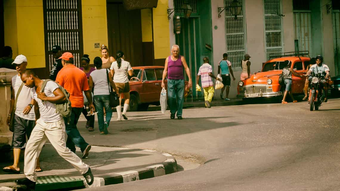 I Santiagueros circolano per le strade nelle vicinanze della Casa di Santo Tomás 352